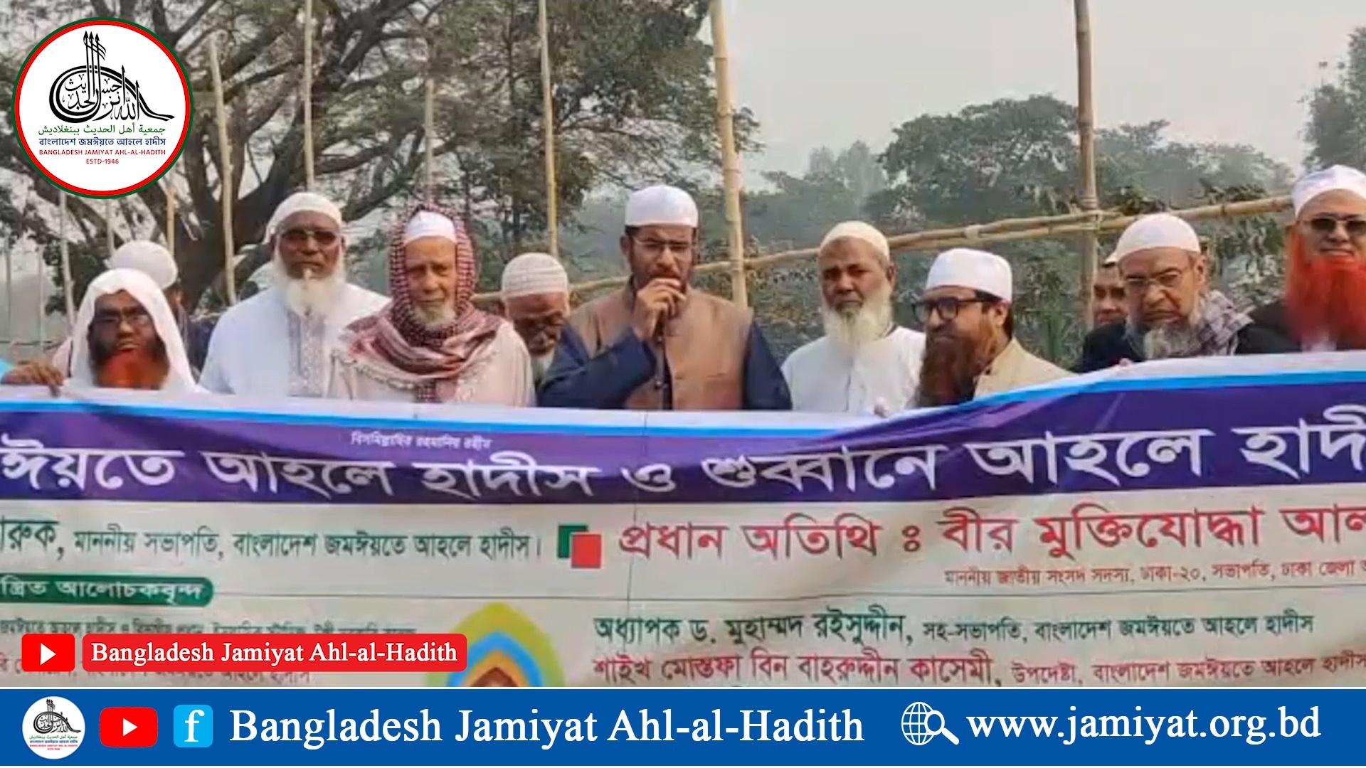 Etek ostidagi anusda Rossiyalik mashhur kishilarning yalangoch mushuklari fotosuratlari